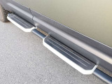 【フィックスドサイドステップ:DOP価格229,900円】マスト装備といっても過言ではないサイドステップ。車高が高いお車だからこそ女性の方でも乗り降りがしやすい仕様に!