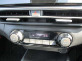 オートエアコンです。簡単な操作で室内を快適な温度になりますので夏場や冬場でも快適なドライブが楽しめます。