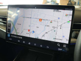 ダッシュボードの中心にありますメインモニターは15.6インチになります ナビゲーションはゼンリン製の地図データになりますので、日本車と同様にお使いいただけます
