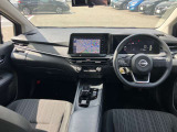 すっきりした運転席周りにはナビやエアコンの操作パネルを設置しておりますので、お一人での運転でもご安心できます。