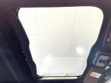 【ガラスルーフ】ガラスルーフ搭載で車内の解放感が一気にアップ!開放的なドライブをお楽しみいただけます。