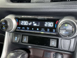 左右独立温度コントロールフルオートエアコンです。運転席、助手席それぞれで独立して温度設定ができます。冷え性の方が乗っても安心ですね♪