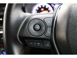 ハンドルから手を放さずにオーディオ操作が可能なステアリングスイッチ付き。