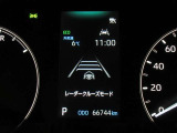 ディスプレイには、平均燃費、外気温、航続可能距離などの情報が表示されます。