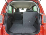 2列目シートは左右独立で倒すことができます。3人乗車状態でより多くの荷物を積むことができます。