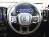 ステアリングはXC60などと同様の3本スポークですが、よりスポーティーなデザインとなっています ステアリングスイッチも充実しており、手を離すことなく機能を操作できます