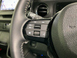 ステアリングにオーディオ操作スイッチが付いています。オーディオ画面に直接タッチしなくても操作が出来ますので、運転に集中できます。