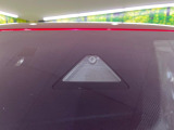 【スマートブレーキサポート】走行中に前方の車両等を認識し、衝突しそうな時は警報とブレーキで衝突回避と被害軽減をアシスト。より安全にドライブをお楽しみいただけます。
