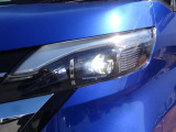 【アダプティブLEDヘッドライト】夜間走行時対向車を感知し、対向車がいるところだけ自動でハイビームの切り替えをしてくれるので、良好な視界を確保し安心して運転できます☆