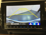 リバースギアに入れるだけで後方の表示へ切り替わります。夜間や雨の日の駐車も楽になりますよ。