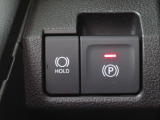 電動パーキングブレーキ&オートブレーキホールド機能付。「HOLD」スイッチを押しシステムONの状態にしておくことで信号待ちでブレーキを踏んで停車時ブレーキペダルから足を離してもブレーキを保持。楽です。