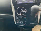 オートエアコンです!ボタンでの簡単な操作で室内を快適な温度にしてくれますので、夏場や冬場でも快適なドライブができます。