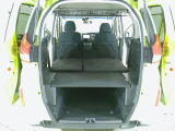 リアシートを倒せば広々荷室の出来上がり♪アレンジ次第でさまざまな荷物が積み込めますよ。