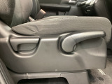 シートハイトアジャスターが付いているので運転姿勢を調整するのに便利ですね。身長に合ったシートポジションは安全運転や疲労軽減にもつながります。