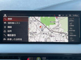【純正ナビゲーション】BMWのナビゲーションは操作性も良く、詳細な地図情報と交通状況を見やすく表示し、快適なドライビングをサポートしながら目的地までナビゲートします。