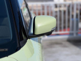 狭い駐車場でも安心。スイッチ操作だけでドアミラーの格納展開が可能。電動格納式リモコンドアミラー!