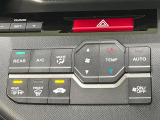 【オートエアコン】一度お好みの温度に設定すれば、車内の温度を検知し風量や温度を自動で調整。暑い&hellip;寒い&hellip;と何度もスイッチ操作をする必要はありません。快適な車内空間には必須の機能ですね♪