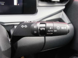 アダプティブLEDヘッドライトシステムは、照射パターンを変化させて対向車や先行車が眩しくならないようにハイビームをキープすることで、良好な視界を確保します。もちろん自動点灯/消灯するオートライトも。
