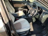 運転席、助手席の感覚はゆとりがあって快適な空間となっております!