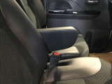 アームレスト付き。長距離ドライブも快適に過ごせます。