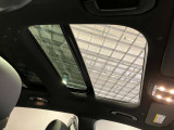 パノラミックルーフで明るい車内と開放感あるドライブをお楽しみいただけます。