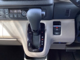シフトはインパネシフト、パーキングブレーキは電子制御となっています。