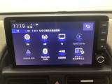 HondaCONNECT対応の便利なナビディスプレー。お持ちのスマートフォンと連携して、ナビやBluetoothでの音楽再生が可能です。デザインはもちろん、操作性も良好です。