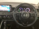 【ハンドル】運転にかかわる様々な操作を安全に行えるように視点移動が少なく操作性に配慮されたスイッチ類が凝縮されたコックピットです。