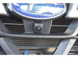 フロントグリルに装着されたカメラの映像をディスプレイに表示。自車の前方の様子が確認でき、見通しの悪い交差点や駐車・発進時などの前方確認をサポートします。