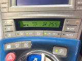 【オートエアコン】一度お好みの温度に設定すれば、車内の温度を検知し風量や温度を自動で調整。暑い&hellip;寒い&hellip;と何度もスイッチ操作をする必要はありません。快適な車内空間には必須の機能ですね♪
