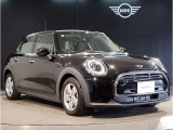 MINIのフロントグリルのデザインはイギリスで生まれた当初から、シルバーのサイドバーが折り重なった伝統的なデザインで御座います。その伝統はBMWのお車になってからでも少しずつ形を変えて守られております