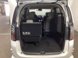 3列目シートは跳ね上げ式で収納が可能です。荷室が広くなり大きな荷物も積みやすくなります。買い物やアウトドアなど荷物が多い場面で便利です。