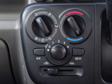 【マニュアルエアコン】ダイヤルを回して簡単に温度調整ができます。車内も快適ですね!