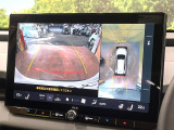 【パノラミックビューモニター】専用のカメラにより、上から見下ろしたような視点で360度クルマの周囲を確認することができます☆死角部分も確認しやすく、狭い場所での切り返しや駐車もスムーズに行えます。