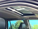【サンルーフ】開放感たっぷりの希少装備、サンルーフが装着されています!車内に明かりを取り入れたり景色を楽しむ以外にも、車内の空気も簡単に換気できて快適です!