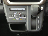 オートエアコンで暑い夏も寒い冬も快適な車内で運転出来ます。