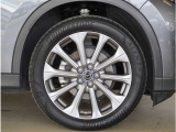 【純正アルミホイール】外観にマッチした純正アルミホイールを装着しております。ノーマルタイヤ、スタッドレスタイヤも広島マツダにお任せください。