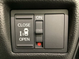 左側電動スライドドアは運転席からでも操作ができるように、ハンドル付近に開閉の操作スイッチが付いています。