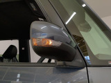【ウインカーミラー】方向指示器をミラーのランプに点灯。対向車への視認性を高め、安心安全な方向転換をサポートします♪