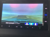 【バックカメラ】運転が苦手な方も車庫入れラクラクです!ギアをリバースに入れれば自動的に切り換わりますので、面倒な操作は不要です♪狭い駐車場もお車を傷つけず安心ですね!