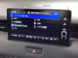 HondaCONNECT対応の便利なナビディスプレー。お持ちのスマートフォンと連携して、ナビやBluetoothでの音楽再生が可能です。デザインはもちろん、操作性も良好です。