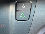ECONスイッチ(ECONモード) エンジンだけでなくエアコンなども含めてクルマ全体を燃費優先で自動制御するECONモード。早く車内を涼しくしたい夏場など、空調を優先したい時には、スイッチを押してOF
