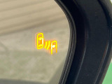 【ブラインドスポットモニター】走行中、ドアミラーの死角になりやすい箇所に後続車が接近するとサイドミラーのレンズに警告を表示!ドライバーに注意喚起をしてくれます。