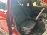 運転席、助手席です。ハーフレザー調のシート地です。座面部は吸湿性のある布地をあしらい座面も広くゆったりと座れてきっと気に入っていただけると思います。