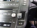 <CVT>無段変速式のオートマチックのことです。 アクセル操作や、走行状態に応じた最適な変速比を選び、無段階かつ連続的に変速して、常に最適なギヤ比での滑らかな走りができます。 変速ショックがなく、加速