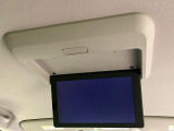 【フリップダウンモニター】大画面モニターで後席でもエンタメをお楽しみいただけます。小さなお子様にも大人気の装備です♪