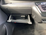 助手席下側には1つの収納があり使い勝手も良好です!
