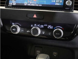 【オートエアコン】温度を設定すれば自動で快適な車内温度を保ちます。エアコン内部の高性能脱臭フィルターで車内のアレルゲンや花粉を除去。