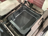 助手席のシート下には便利な収納スペースがあります。