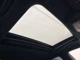 【ムーンルーフ】開放感たっぷりの希少装備、サンルーフが装着されています!車内に明かりを取り入れたり景色を楽しむ以外にも、車内の空気も簡単に換気できて快適です!